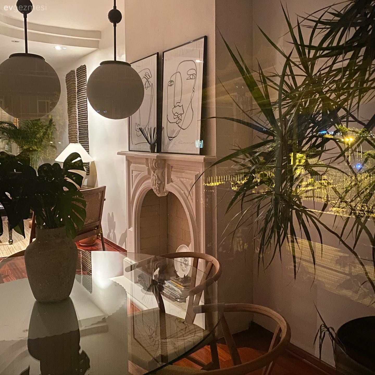 Yemek Odası, İskandinav, Bohem Dekorasyon, Beyaz, Kahverengi, Ahşap Mobilya, Hasır, Ev bitkisi, Sandalye, Yemek masası, Parke, Avize, Aydınlatma, Yemek odası avizesi, Şömine, Çerçeve, Tablo, Duvar dekorasyonu