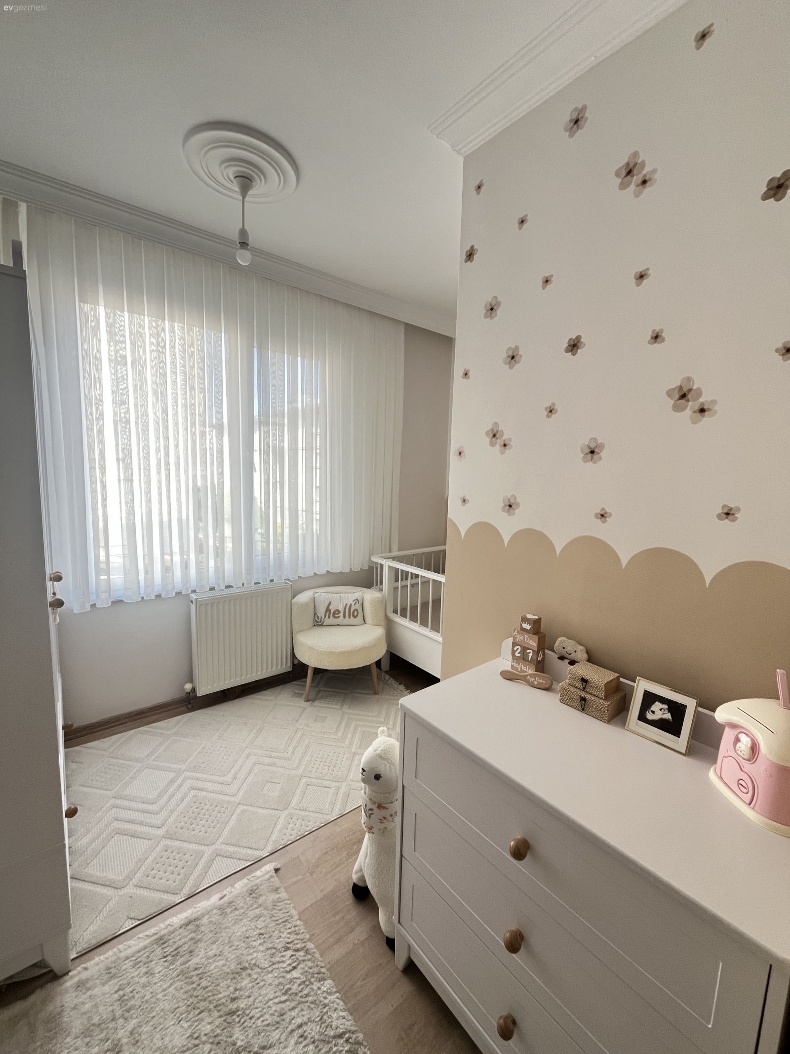 Bebek odası, Beyaz, Krem, Kahverengi, Duvar dekorasyonu, Tül perde, Perde, Halı, Çocuk odası halısı, Şifonyer, Gardrop, Dekoratif Objeler