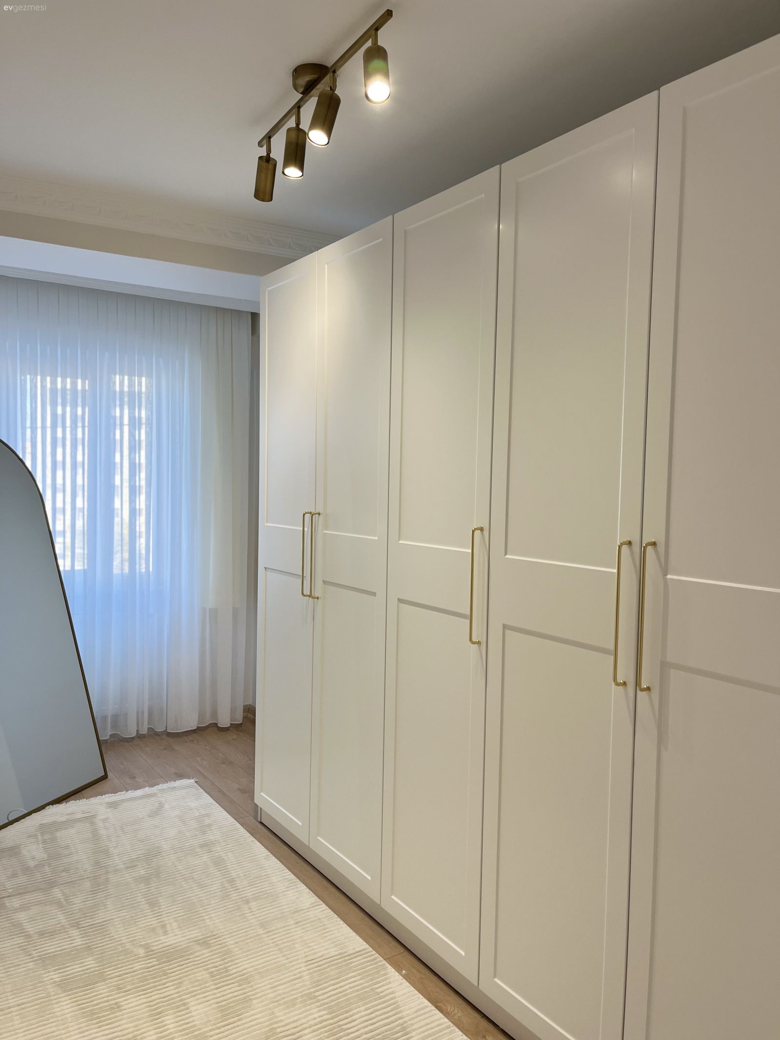 Giyinme odası, Beyaz, Krem, Altın, Bej, Boy aynası, Ayna, Gardrop, Tül perde, Perde, Halı