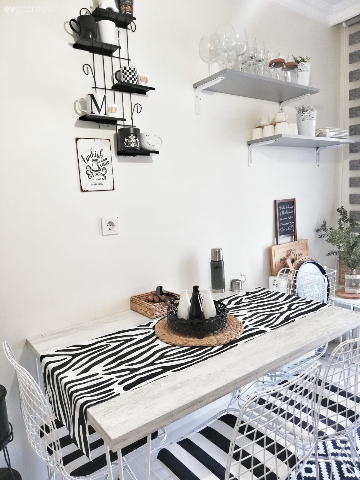 Mutfak, Mutfak masası, Sandalye, Beyaz, Siyah, Duvar rafı, Duvar dekorasyonu, Mutfak aksesuarları