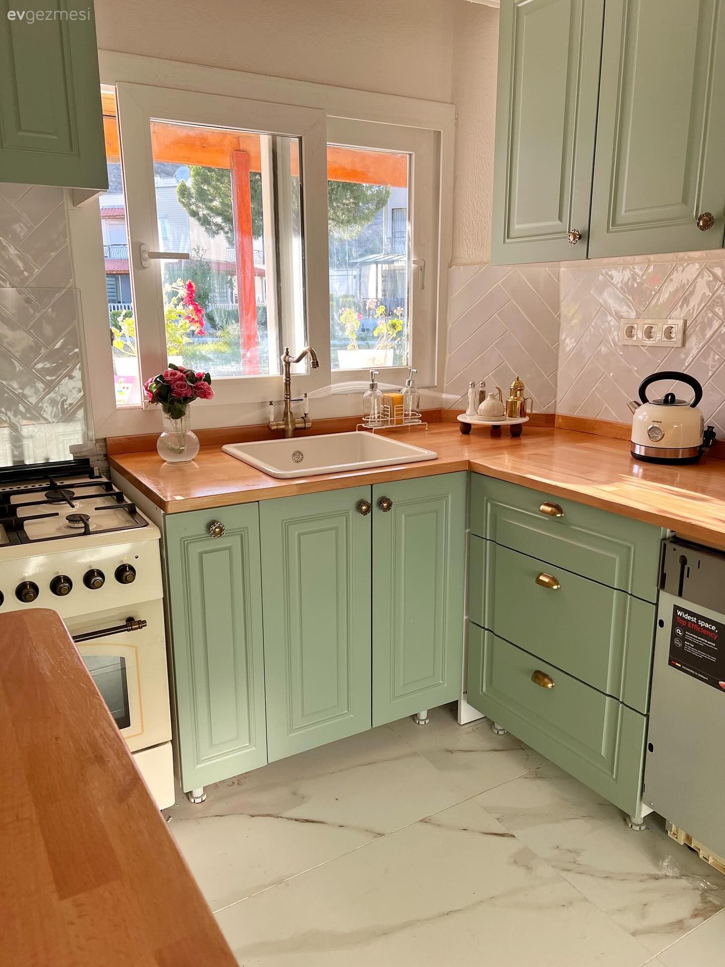 Bu Yazlık Mutfağı Yeşil Dolapların Enerjisiyle Kuşanmış