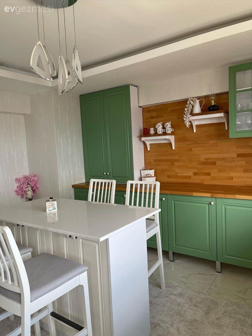 Mutfak, Beyaz, Yeşil, Ahşap mutfak tezgahı, Mutfak tezgahı, Mutfak tezgah arası, Ada mutfak, Sandalye, Mutfak aksesuarları