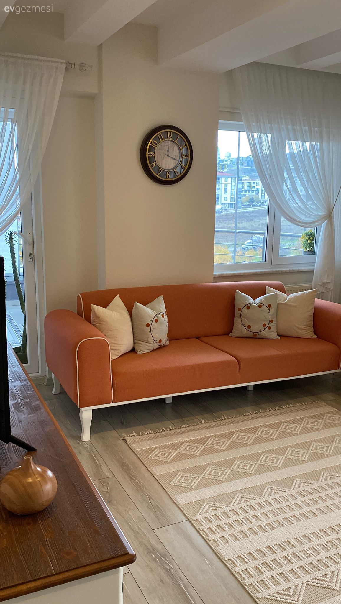 Salon, Turuncu, Koltuk takımı, Bej, Beyaz, Modern, Country, Kırlent, Ev tekstili, Tül perde, Perde, Halı, Salon halısı, Krem, Ahşap Mobilya