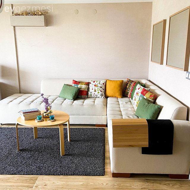 Salon, Koltuk takımı, Bohem Dekorasyon, Ahşap Mobilya, Sarı, Yeşil, Gri, Beyaz, Bej, Kırlent, Ev tekstili, Köşe koltuk, Halı, Salon halısı, Yuvarlak sehpa, Sehpa, Tablo, Duvar dekorasyonu