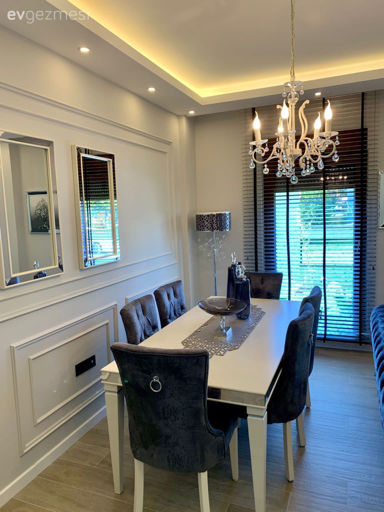 Duvar çıtalama, Ayna, Gri duvar, Sandalye, Yemek masası, Jaluzi, Avize, Aydınlatma, Led aydınlatma, Dekoratif Objeler