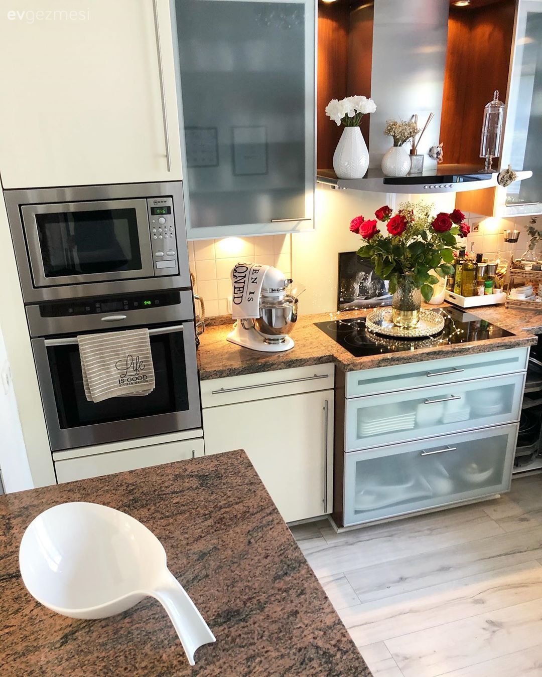 Mutfak, Beyaz, Kahverengi, Mutfak tezgahı, Mutfak tezgah arası, Tezgah arası seramik, Mutfak aksesuarları, Ev Aksesuar, Vazo, U-tipi mutfak, Ankastre