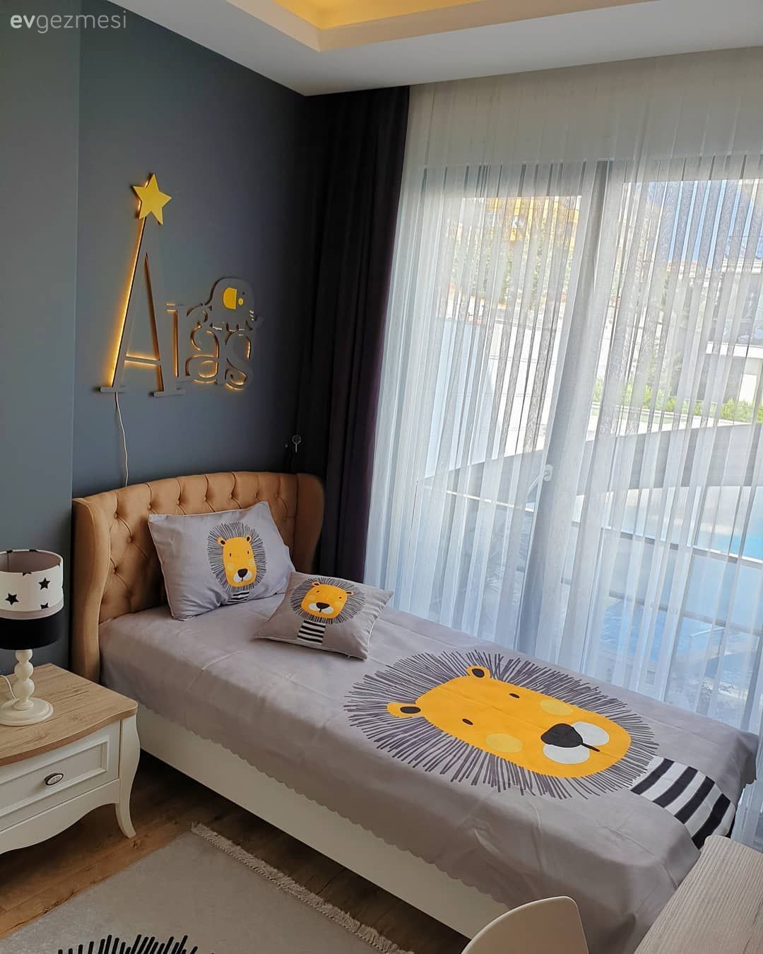 Çocuk Odası, Gri, Beyaz, Sarı, Gri duvar, Fon perde, Perde, Tül perde, Komodin, Çocuk odası duvar dekorasyonu, Led aydınlatma, Aydınlatma