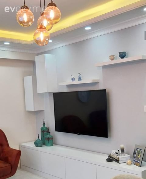 Salon, Beyaz, Tv ünitesi, Spot aydınlatma, Aydınlatma, Salon avizesi, Avize, Turuncu, Berjer, Tv ünitesi aksesuarları, Ev Aksesuar