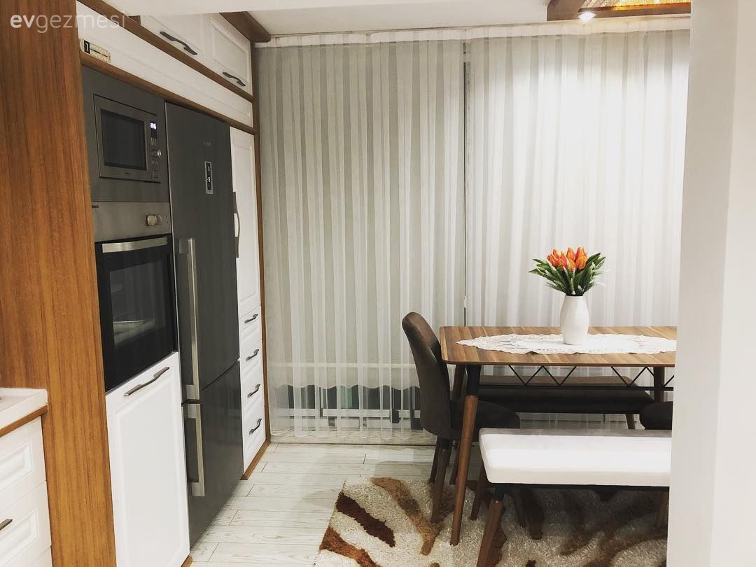 Mutfak, Beyaz, Kahverengi, Ankastre, Mutfak masası, Sandalye, Mutfak perdesi, Tül perde, Perde, Vazo, Ev Aksesuar, Halı, Mutfak halısı