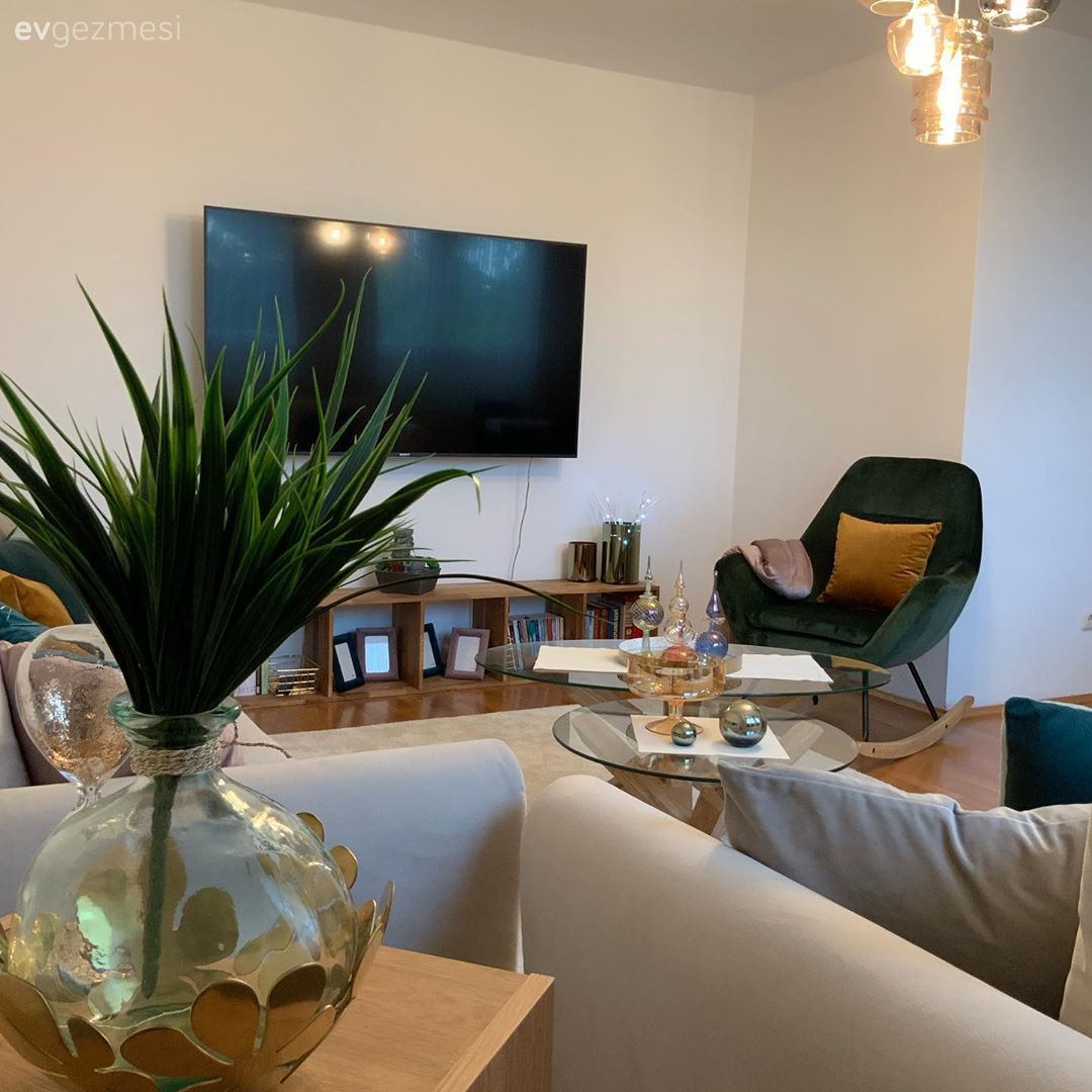 Salon, Koltuk takımı, Krem, Sarı, Zümrüt yeşili, Cam orta sehpa, Orta sehpa, Tv ünitesi, Avize, Aydınlatma, Salon avizesi, Vazo, Ev Aksesuar, Kırlent, Ev tekstili