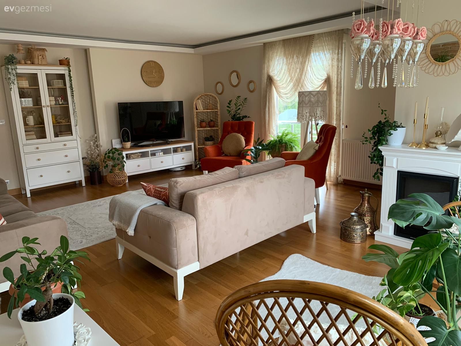 Salon, Rustik, Krem, Vizon, Turuncu, Koltuk takımı, Beyaz, Berjer, Hasır sandalye, Ev bitkisi, Vitrin, Tv ünitesi, Tv ünitesi aksesuarları, Ev Aksesuar, Parke