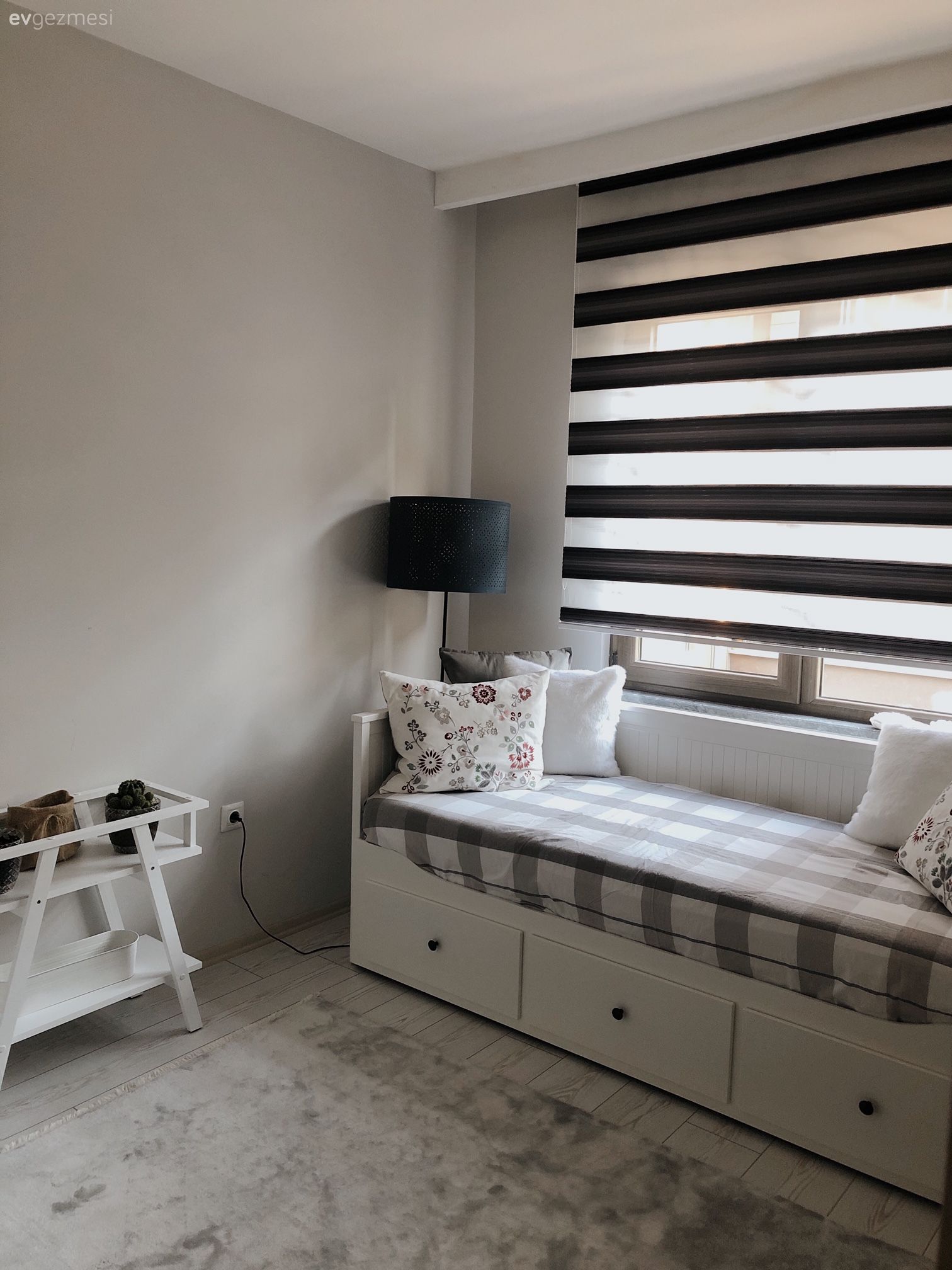 Oturma Odası, Sedir, Beyaz, Gri, Ekose desen, Desenler, Zebra Perde, Perde, Halı, Lambader, Aydınlatma, Kırlent, Ev tekstili, Çiçeklik