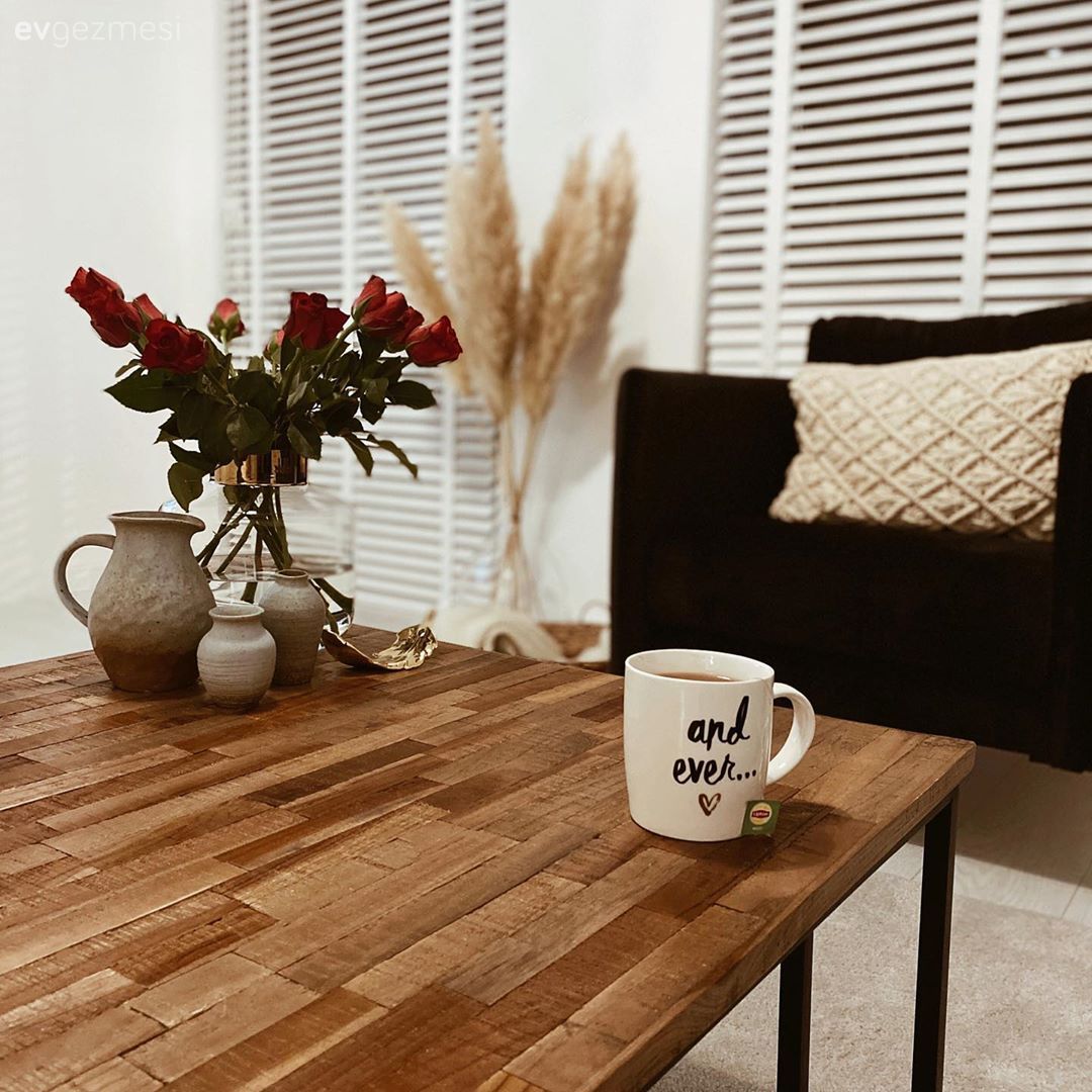 Berjer, Gri, Beyaz, Jaluzi, Ev bitkisi, Hasır, Hasır puf, Halı, Salon halısı, Kırlent, Ev tekstili, Vazo, Ev Aksesuar, Pampas otu, Çiçekler, Orta sehpa, Sehpa