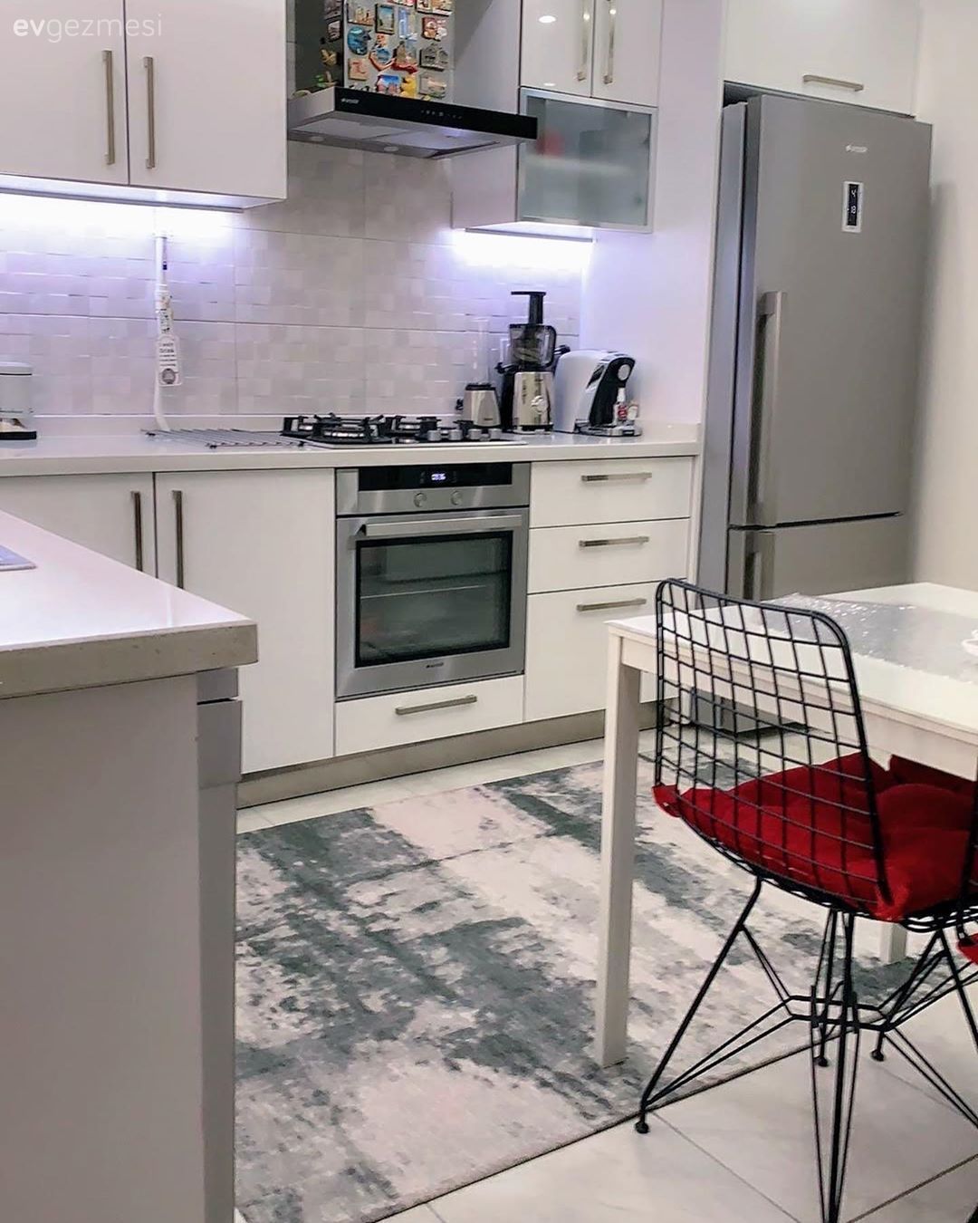 Mutfak, Beyaz, Kırmızı, Siyah, Gri, Mutfak tezgahı, Mutfak tezgah arası, Tezgah arası seramik, Mutfak halısı, Mutfak masası, Sandalye, Metal sandalye, Davlumbaz, Ankastre