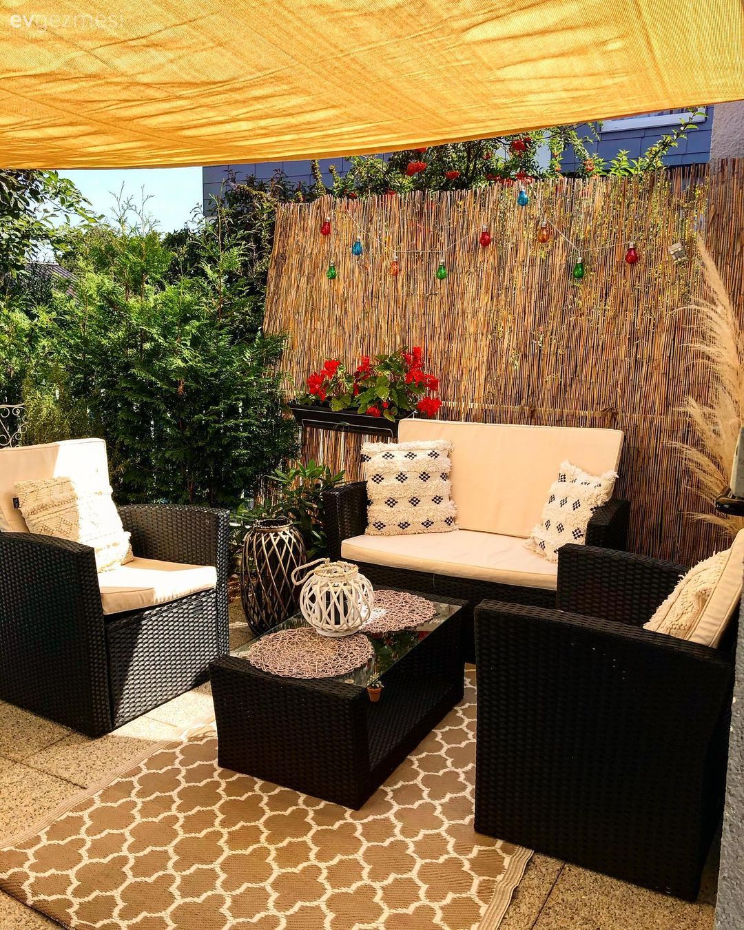 Modern Stili Seven Bu Evin Bahçesi Gülük Gülistanlık!