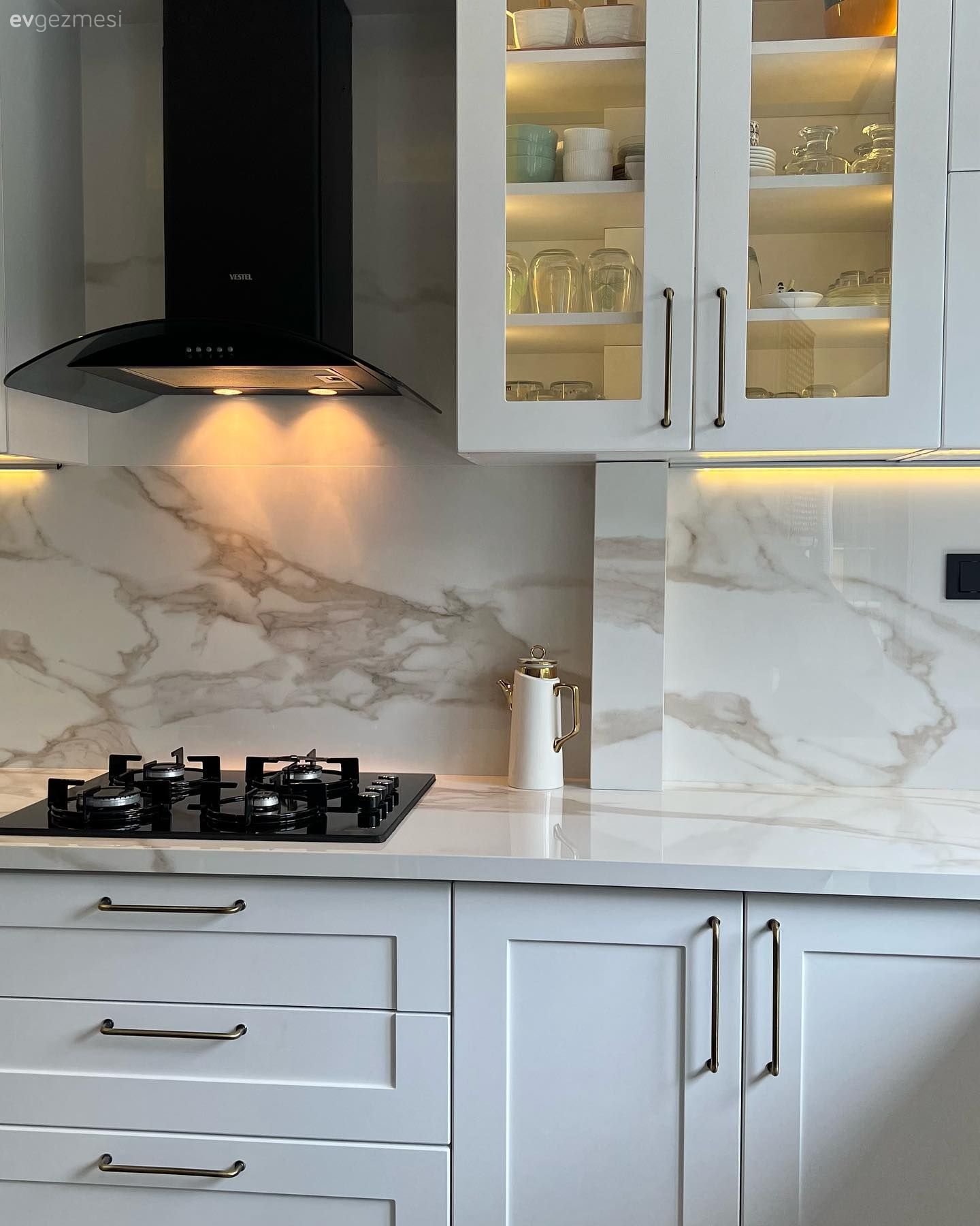 Beyaz, Siyah, Porselen tezgah, Davlumbaz, Shaker kapaklı dolaplar, Mutfak, Mutfak tezgah arası, Led aydınlatma, Aydınlatma
