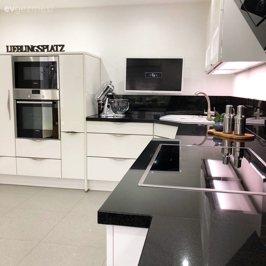 Dubleks evler, Mutfak, Beyaz mutfak, Ankastre, Cam Ankastre, Siyah, Mutfak tezgahı, Mutfak tezgah arası, Spot aydınlatma, Aydınlatma, Siyah tezgah, Modern mutfak