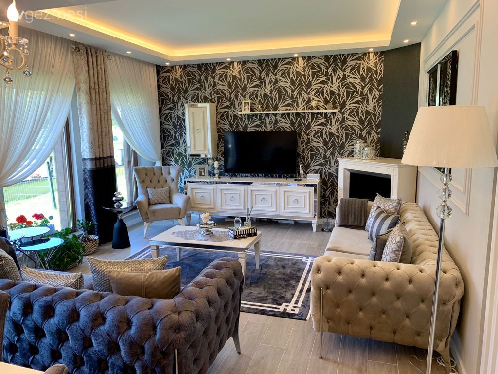 Salon, Art deko, Modern, Gri, Bej, Beyaz, Siyah, Modern chesterfield, Kapitoneli koltuk, Koltuk takımı, Orta sehpa, Sehpa, Halı, Salon halısı, Tv ünitesi, Tv ünitesi aksesuarları, Ev Aksesuar, Duvar kağıdı, Duvar dekorasyonu, Tavan dekorasyon, Spot aydınlatma, Aydınlatma, Tül perde, Perde, Fon perde, Jaluzi, Avize, Salon avizesi, Dekoratif Objeler, Duvar panosu, Yan sehpa, Kırlent, Ev tekstili