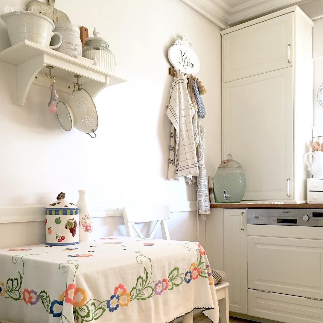 Nostaljik Detayları ve Beyazıyla Huzur Dolu Bir İstanbul Evi