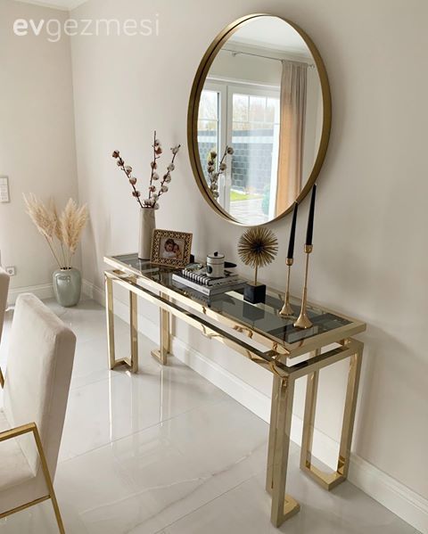 Konsol, Altın, Konsol üzeri dekoratif objeleri, Şamdan, Ev Aksesuar, Yuvarlak ayna, Dekoratif ayna, Vazo, Dekoratif Objeler, Beyaz