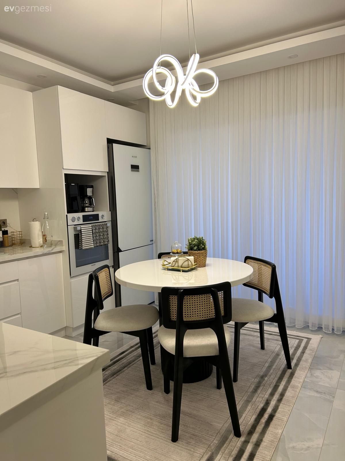 İzmir'deki Bu Evde Tamamlayıcı Parçalar Cazibe Kaynağı