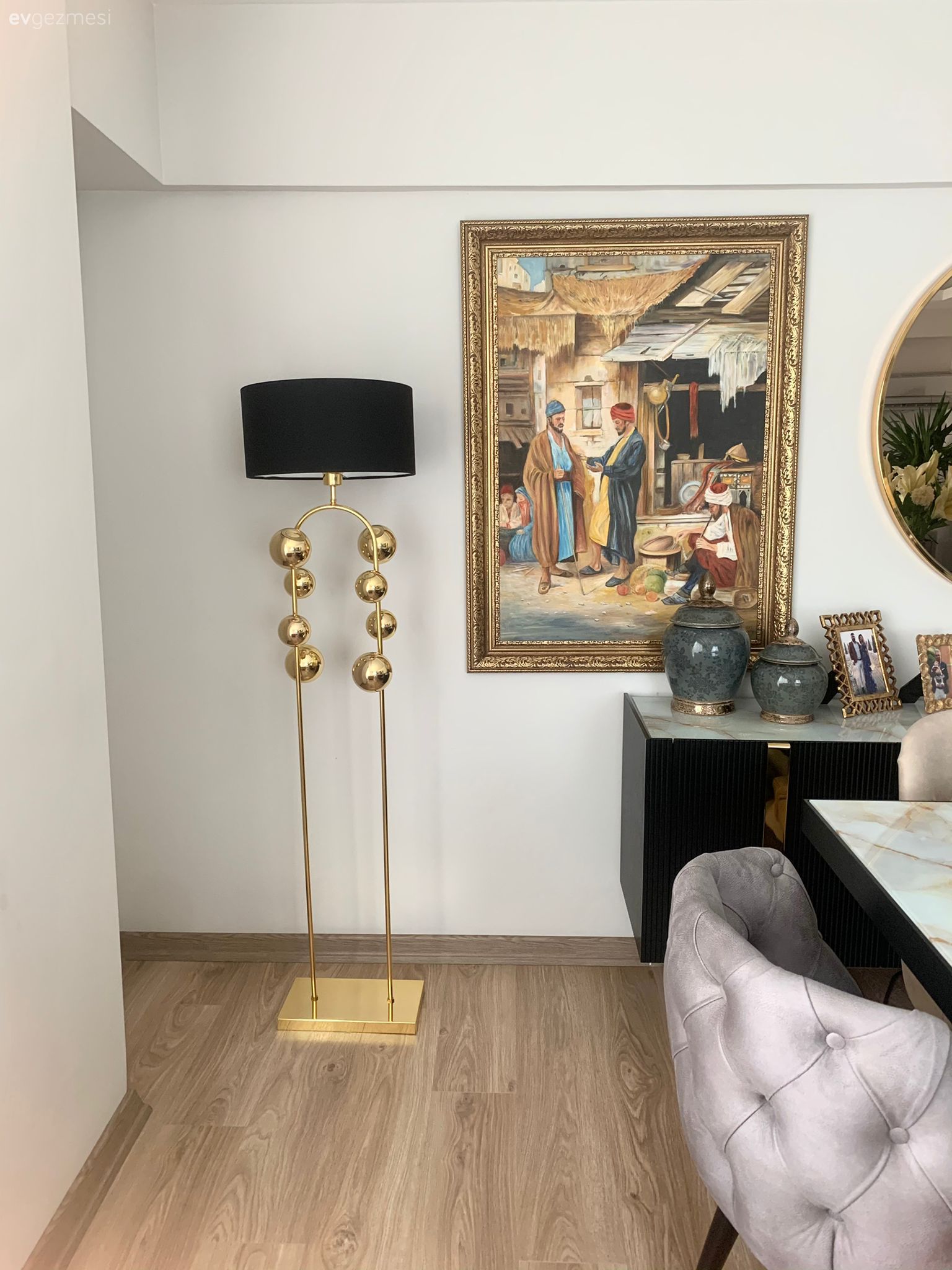 Lambader, Aydınlatma, Siyah, Altın, Tablo, Duvar dekorasyonu, Konsol, Konsol üzeri dekoratif objeleri, Gri, Yuvarlak ayna, Dekoratif ayna, Yemek masası, Dekoratif Objeler