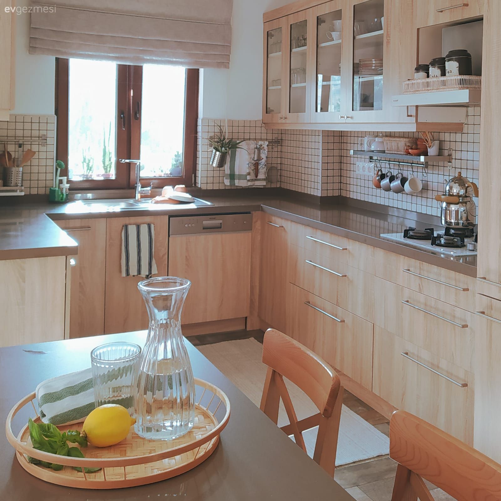 Amerikan Mutfak, Mutfak, Beyaz, Ahşap mutfak, Mutfak tezgahı, Mutfak tezgah arası, Tezgah arası seramik, Mutfak perdesi, Sandalye, Mutfak masası, Mutfak yarım adası