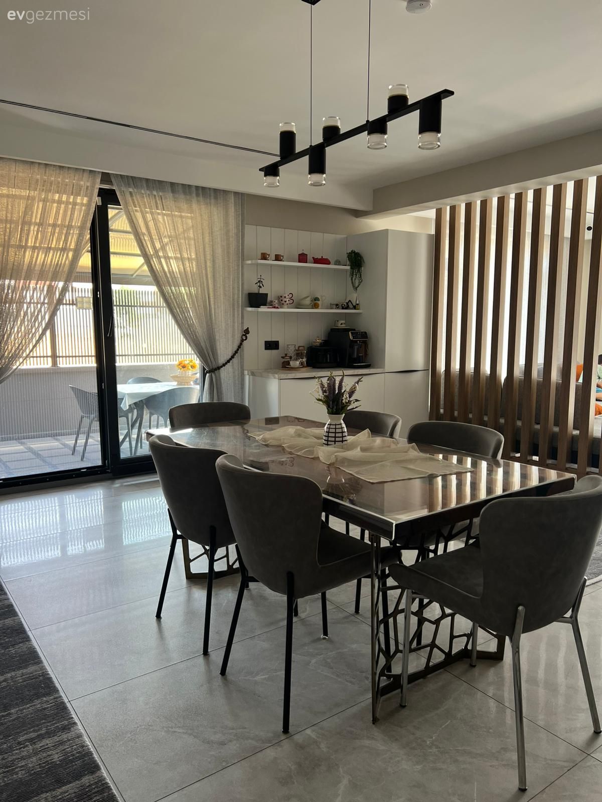 Seperatör, Amerikan Mutfak, Mutfak, Gri, Beyaz, Mutfak masası, Mutfak sandalyesi, Kahve köşesi, Mutfak aksesuarları, Spot aydınlatma, Aydınlatma, Mutfak Avize Modelleri, Mutfak zemin seramikleri