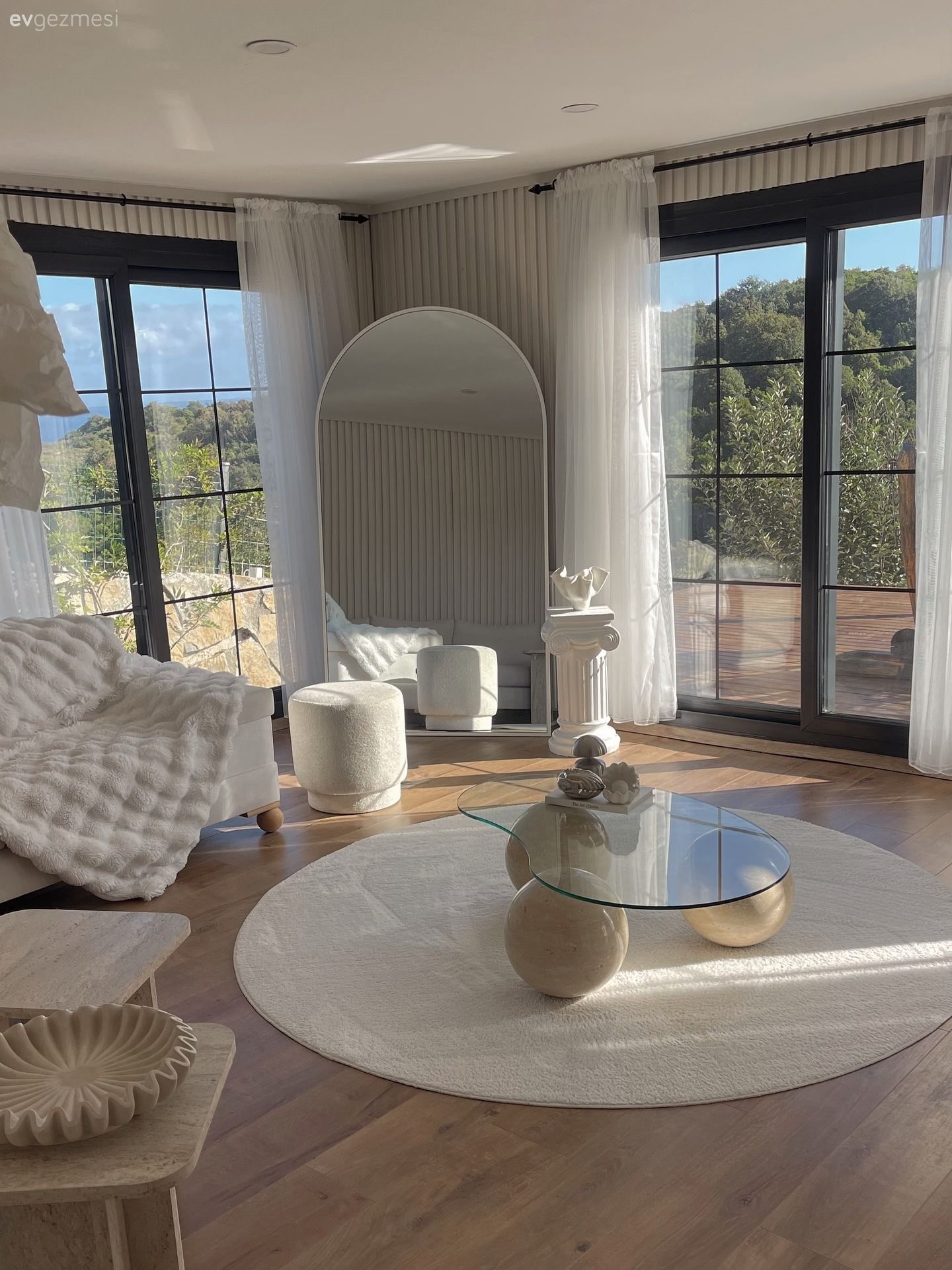 Siyah, Beyaz, Yuvarlak halı, Halı, Cam orta sehpa, Orta sehpa, Puf, Boy aynası, Ayna, Parke, Dekoratif Objeler, Tül perde, Perde