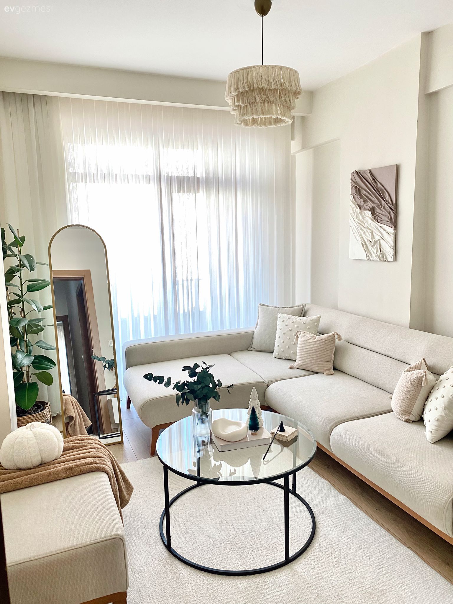 Salon, İskandinav, Beyaz, Bej, Krem, Tül perde, Perde, Köşe koltuk, Koltuk takımı, Cam orta sehpa, Orta sehpa, Boy aynası, Ayna, Ev bitkisi, Puf, Halı, Beyaz halı, Avize, Aydınlatma, Salon avizesi, Tablo, Duvar dekorasyonu