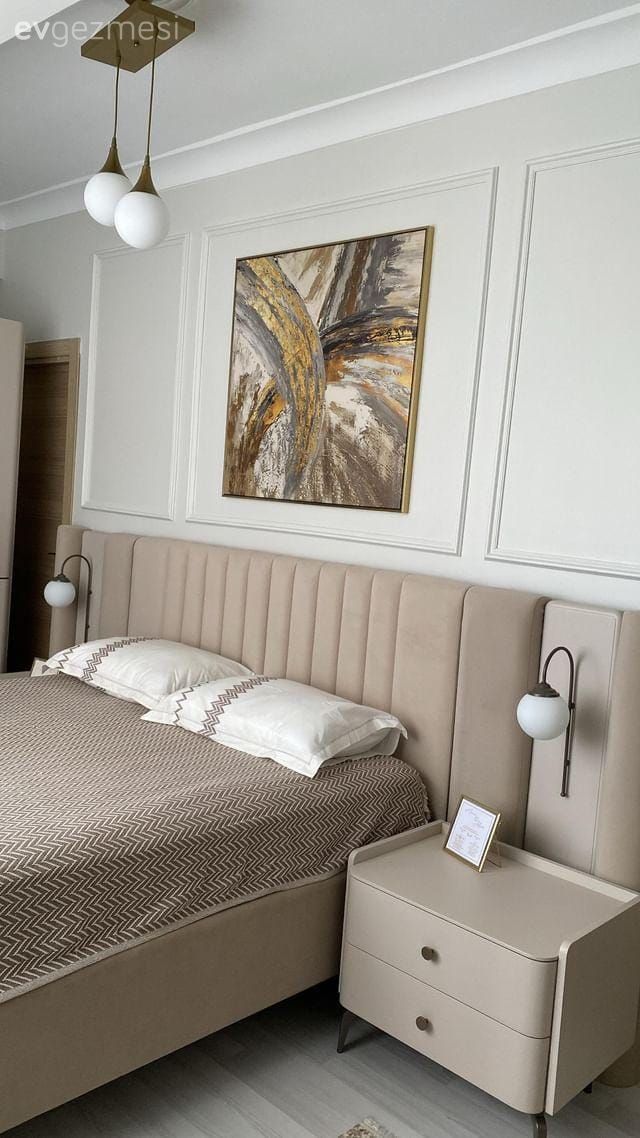 Bu Modern Evde Açık Renkler Metalik Yansımalarla Hareketlendirilmiş!