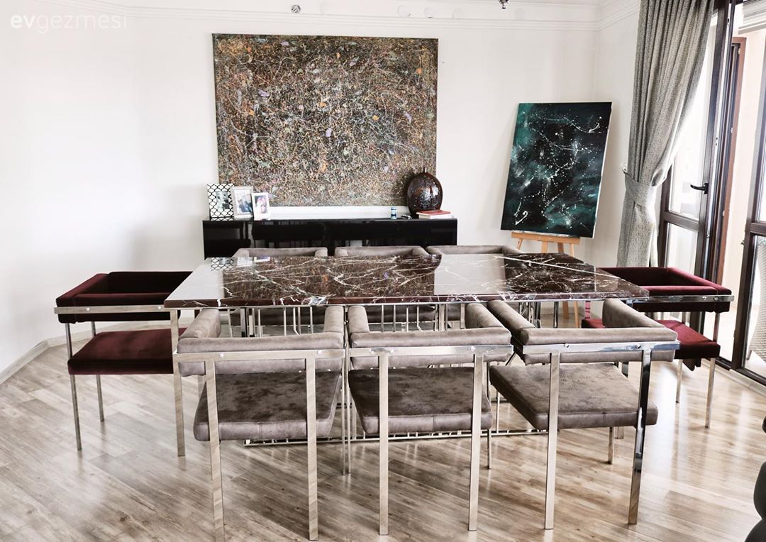 Yemek Odası, Mermer masa, Sandalye, Tablo, Duvar dekorasyonu, Fon perde, Perde, Konsol, Ev Aksesuar, Konsol üzeri dekoratif objeleri, Vazo, Çerçeve