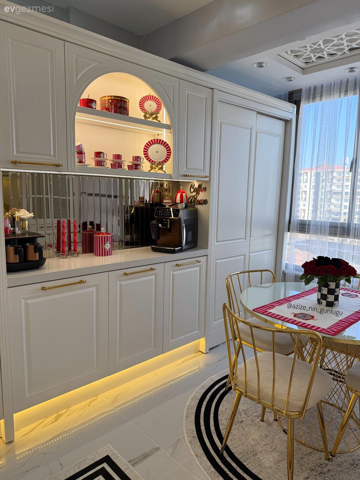 Altın ve Ayna Detaylarıyla Işıltıyı Sevdiğini Gösteren Bir Mutfak