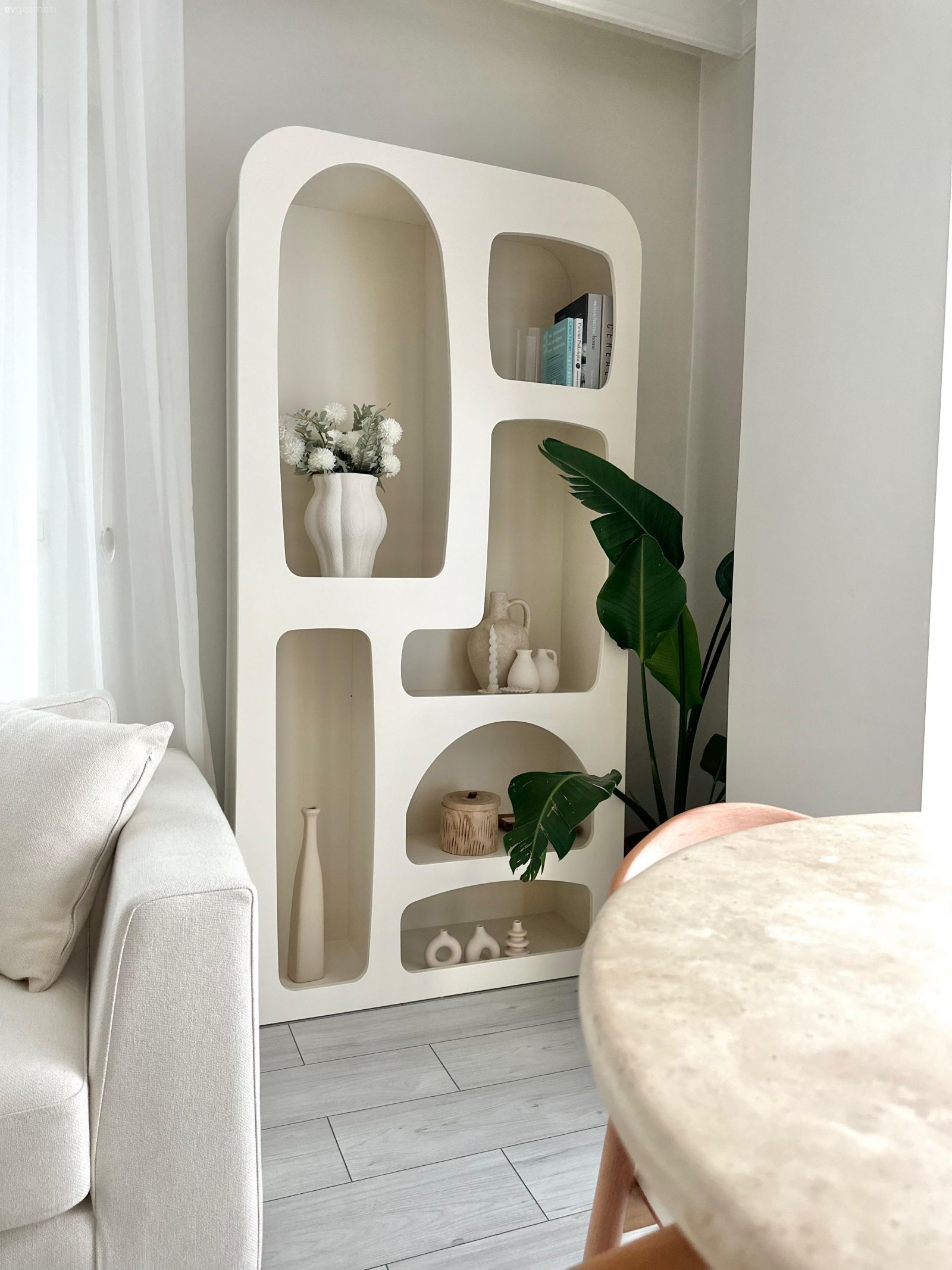 Vitrin, Dekoratif Objeler, Ev bitkisi, Saksı, Koltuk takımı, Sandalye, Yemek masası