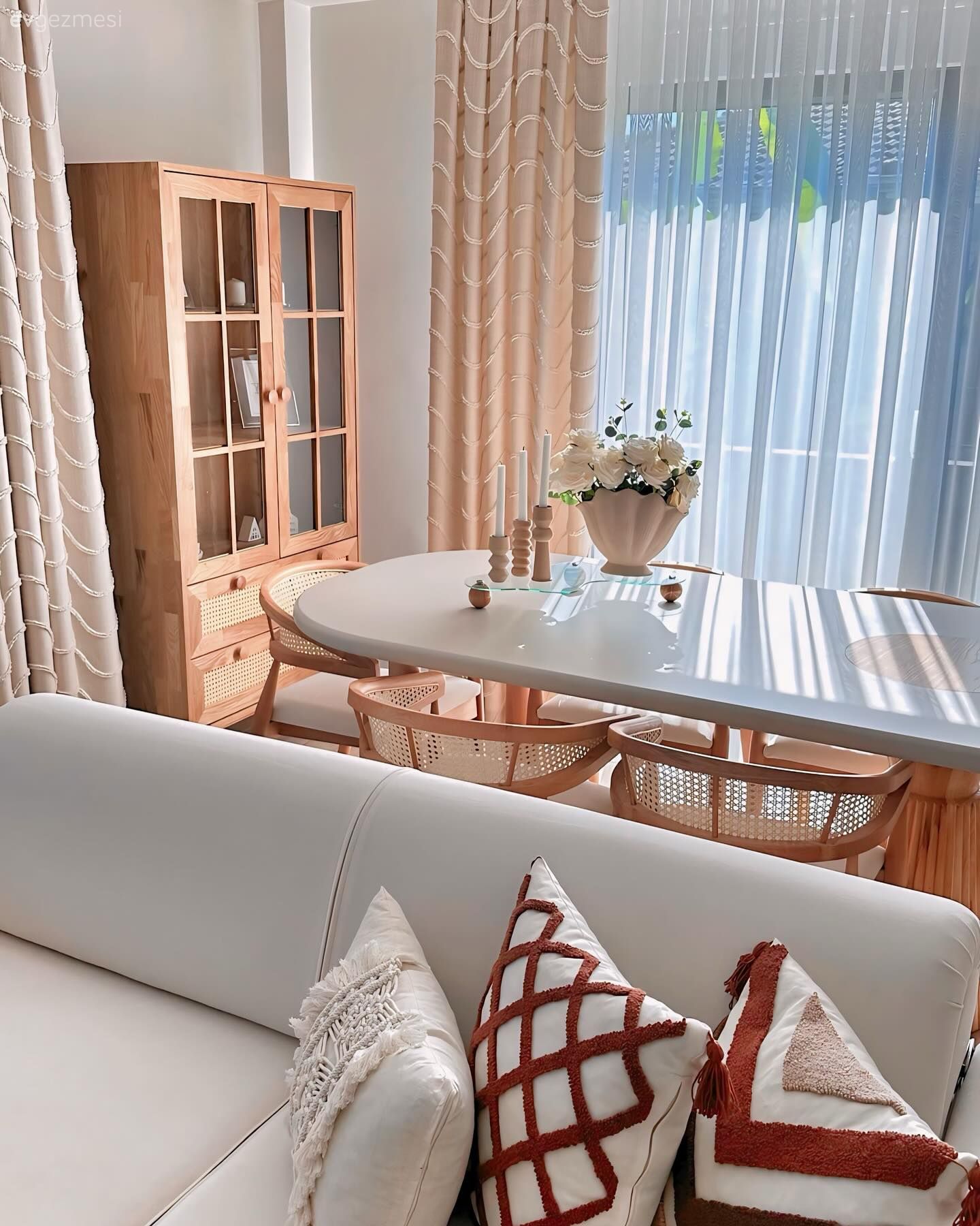 Ev Gezmesi: İki Küçük Çocuk Olsa da Beyaz Aşkından Vazgeçmeyen Bir Dekor!