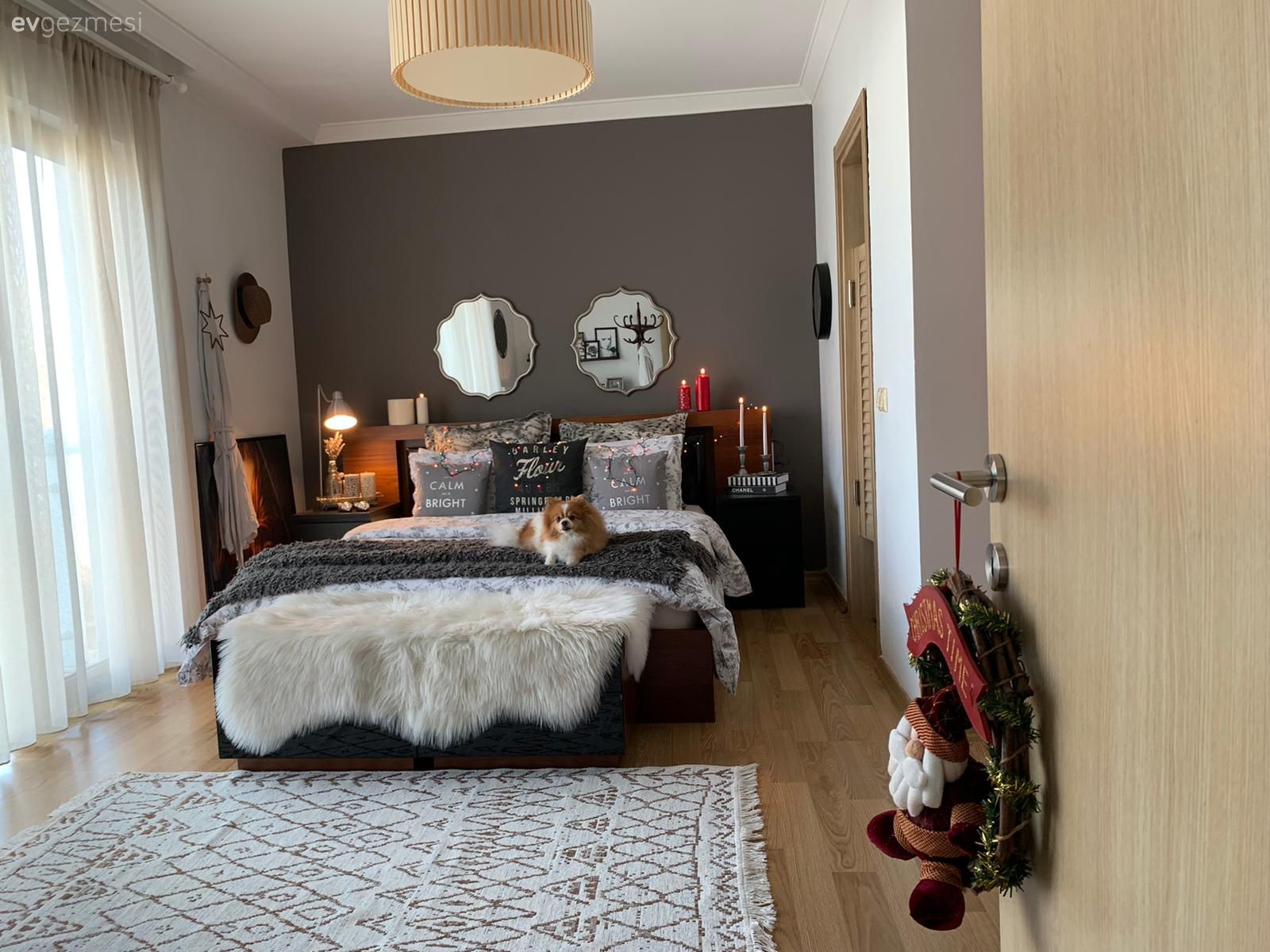 Yatak Odası, Beyaz, Gri, Kahverengi, Gri duvar, Yatak başlığı, Yatak odası avizesi, Tül perde, Perde, Ayna, Komodin