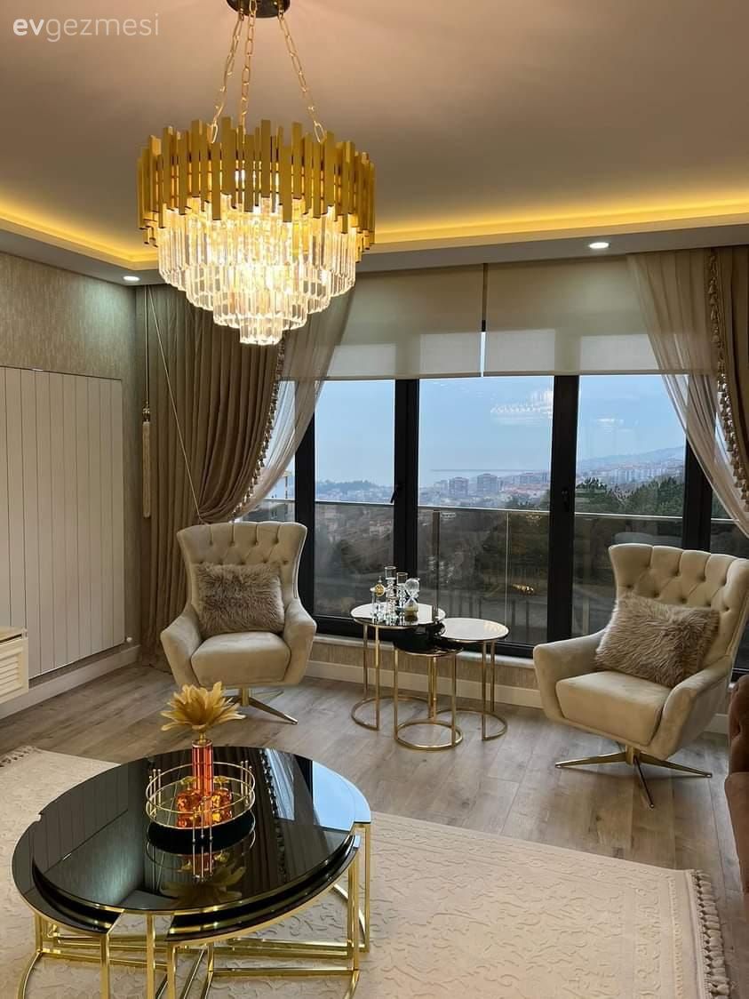 Salon, Modern, Kahverengi, Krem, Tül perde, Perde, Fon perde, Spot aydınlatma, Aydınlatma, Berjer, Altın, Stor perde, Metal ayaklı sehpa, Sehpa, Halı, Salon halısı, Kırlent, Ev tekstili, Avize, Salon avizesi, Yuvarlak sehpa, Dekoratif Objeler