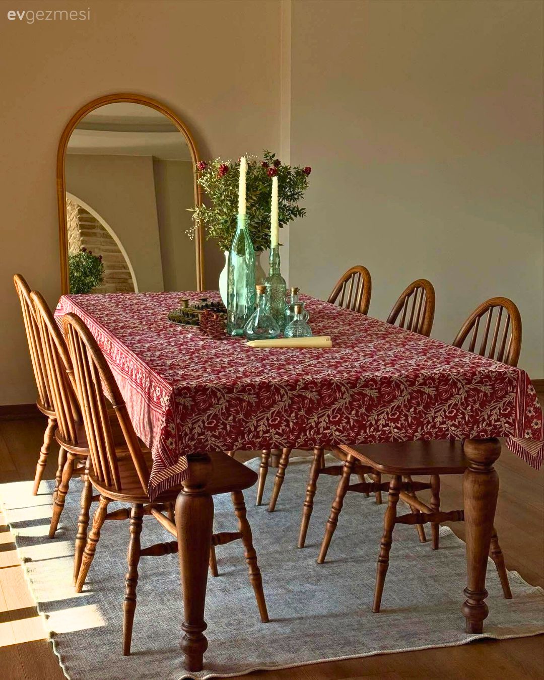 Modern rustik, Country, Kırmızı, Kahverengi, Ahşap Mobilya, Boy aynası, Ayna, Yemek masası, Sandalye, Halı, Vazo, Ev Aksesuar, Masa örtüsü, Ev tekstili, Dekoratif Objeler