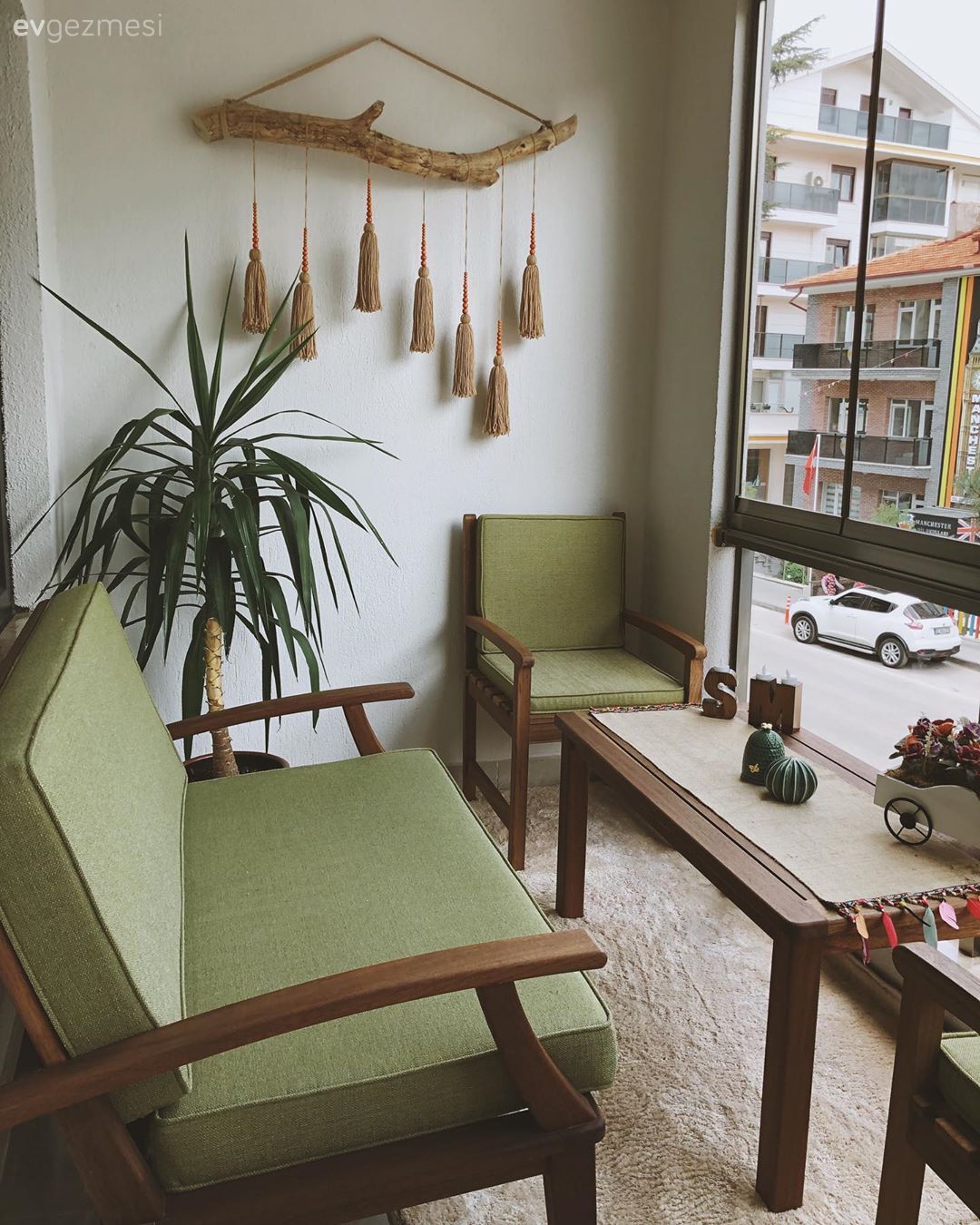 Balkon, Yeşil, Ahşap Mobilya, Balkon oturma grubu, Balkon masası, Ev bitkisi, Balkon halısı, Balkon duvar dekorasyonu