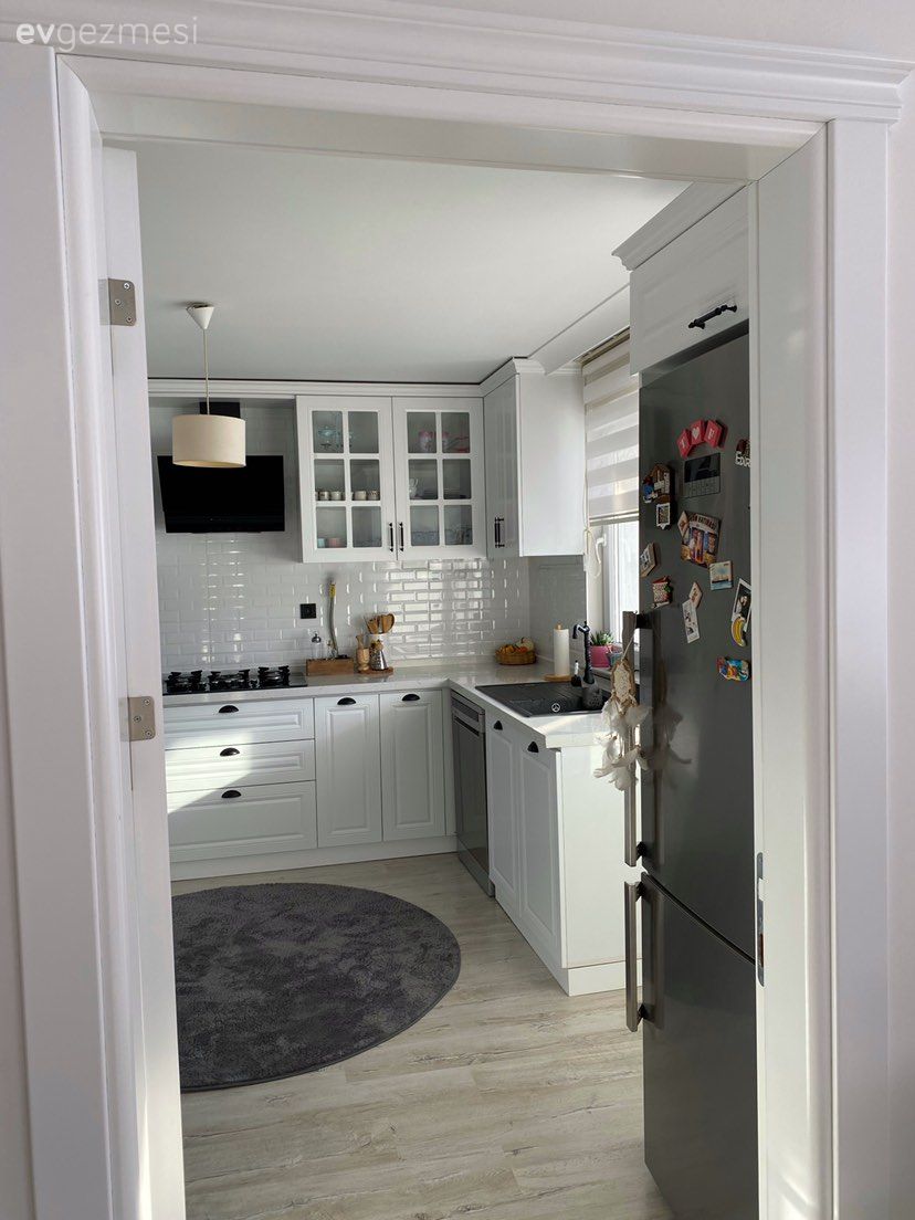 Mutfak, Beyaz, Beyaz mutfak, L-tipi mutfak, Mutfak tezgahı, Mutfak tezgah arası, Tezgah arası seramik, Davlumbaz, Mutfak halısı, Gri, Siyah, Mutfak perdesi, Mutfak Avize Modelleri, Parke