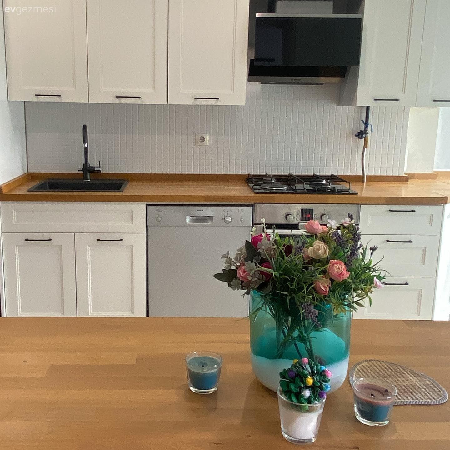 Mutfak, Beyaz ve ahşap mutfak, Mutfak tezgahı, Mutfak tezgah arası, Tezgah arası seramik, Ada mutfak, Ankastre, Mutfak perdesi, Vazo, Ev Aksesuar, Shaker kapaklı dolaplar, Davlumbaz, Ahşap mutfak tezgahı