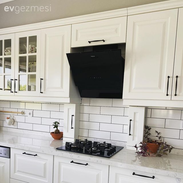 Mutfak, Beyaz mutfak, Siyah, Beyaz, Shaker kapaklı dolaplar, Metro seramik, Seramik, Davlumbaz, Mutfak tezgahı, Tezgah arası seramik, Mutfak tezgah arası