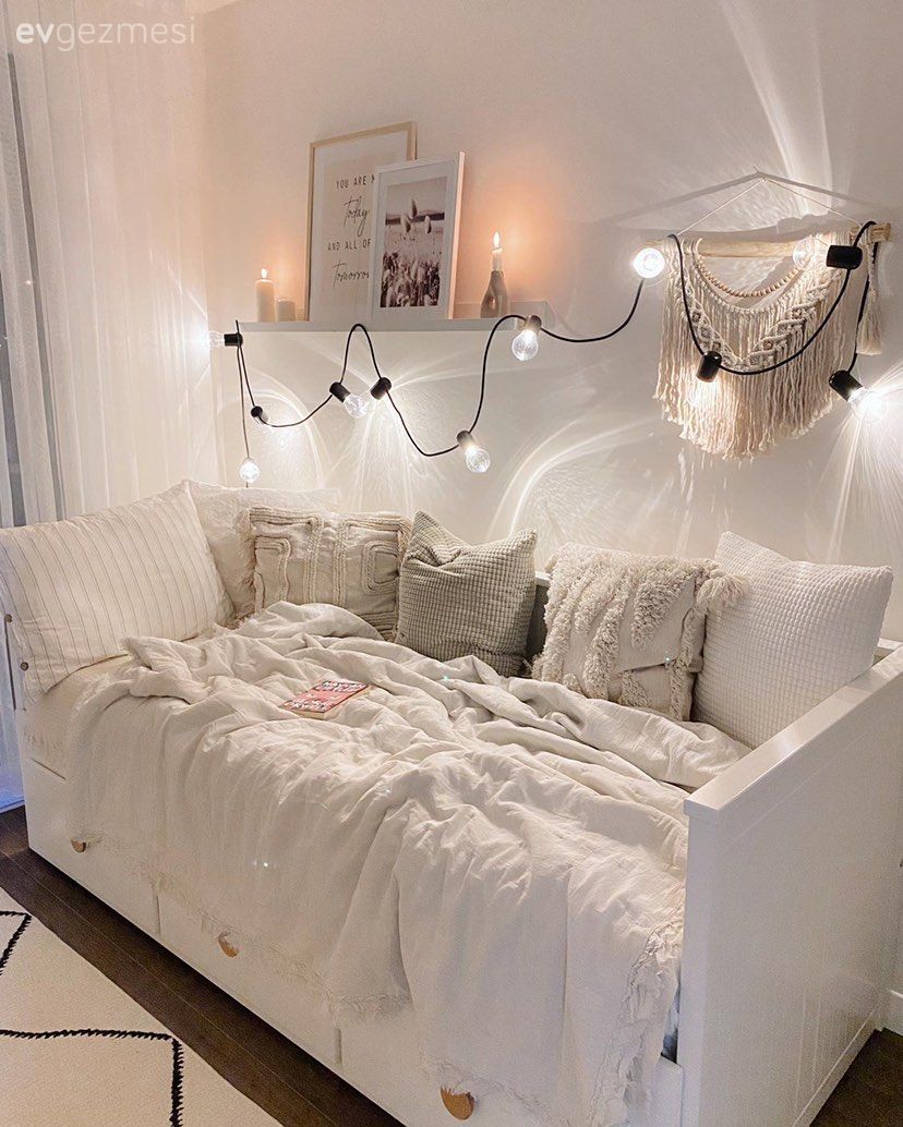 Oturma Odası, Beyaz, Krem, Bej, Led aydınlatma, Aydınlatma, Duvar rafı, Duvar dekorasyonu, Kırlent, Ev tekstili