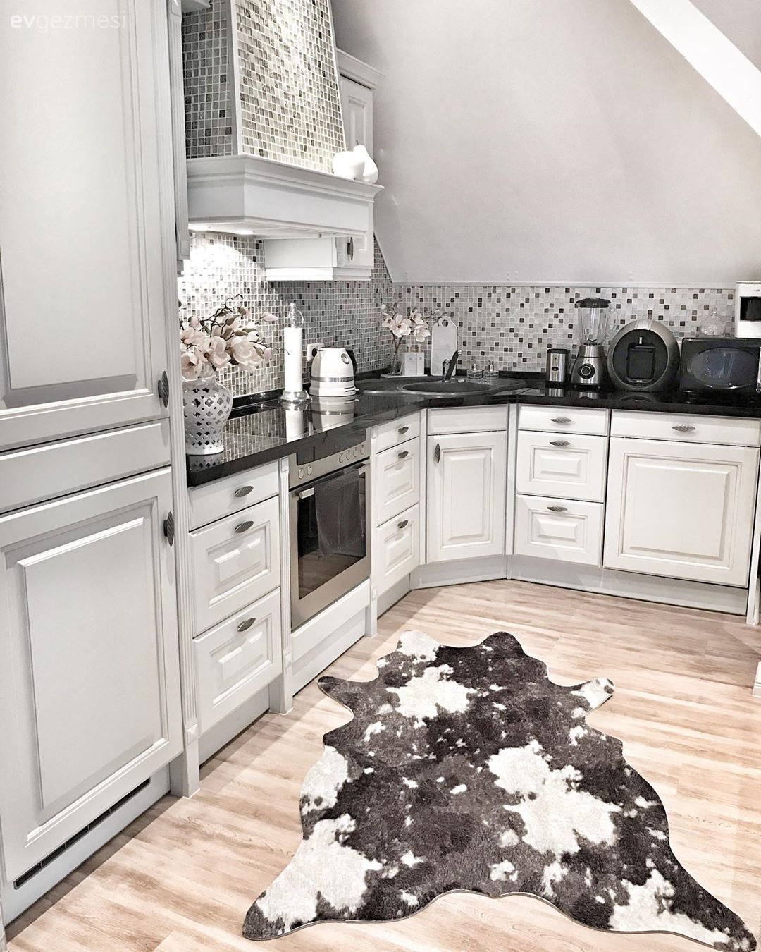 Mutfak, Beyaz mutfak, Shaker kapaklı dolaplar, Mutfak tezgahı, Mutfak tezgah arası, Davlumbaz, Ankastre, Siyah tezgah, Tezgah arası seramik, Mutfak aksesuarları, Dubleks evler, Mutfak halısı, Parke, Amerikan Mutfak