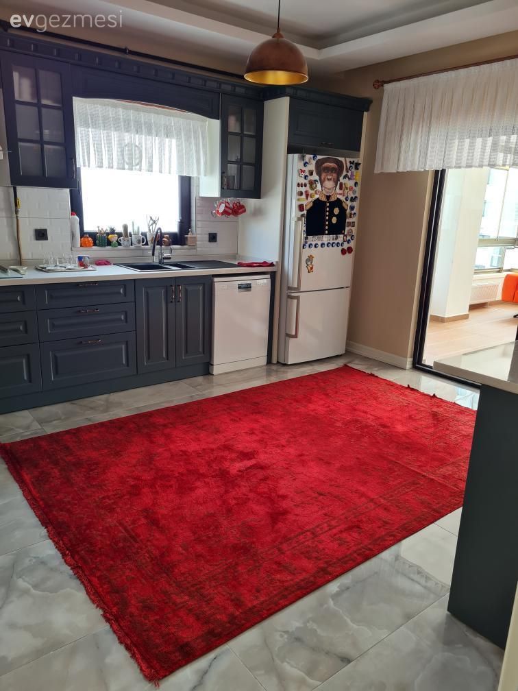 Mutfak, Gri mutfak, Kırmızı, Gri, Beyaz, Amerikan Mutfak, Bar masa & sandalyeleri, Halı, Mutfak duvar dekorasyonu, Mutfak perdesi, Mutfak halısı, Mutfak Avize Modelleri, Shaker kapaklı dolaplar, Mutfak tezgahı, Mutfak tezgah arası, Tezgah arası seramik