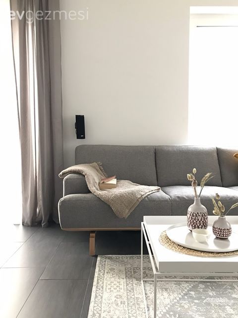 Salon, Modern, Beyaz, Gri, Koltuk takımı, Kırlent, Ev tekstili, Tül perde, Perde, Metal duvar aksesuarı, Ev Aksesuar, Orta sehpa, Sehpa, Mumluk, Sehpa üstü aksesuarı, Metal ayaklı sehpa, Dekoratif Objeler, Fon perde