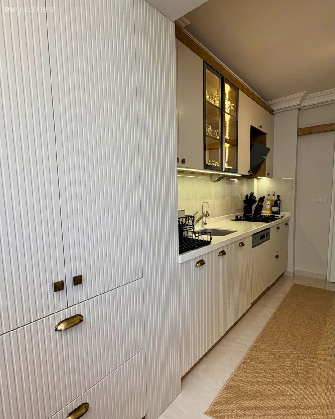 Krem, Lambri, Bej, Vizon, Siyah, Mutfak tezgahı, Mutfak, Mutfak tezgah arası, Cam kapaklı dolap, Eviye , Jüt halı, Halı