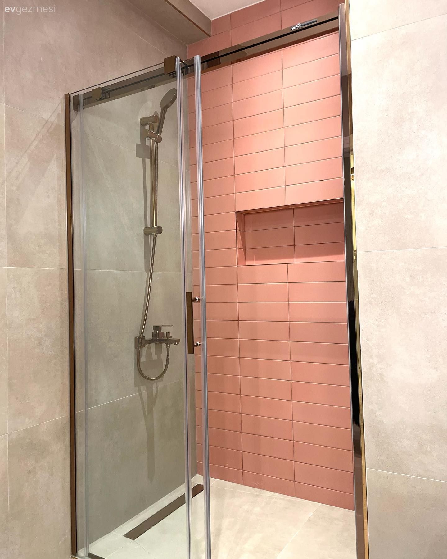 Pembe, Siyah, Banyo seramikleri, Banyo, Banyo aksesuarları