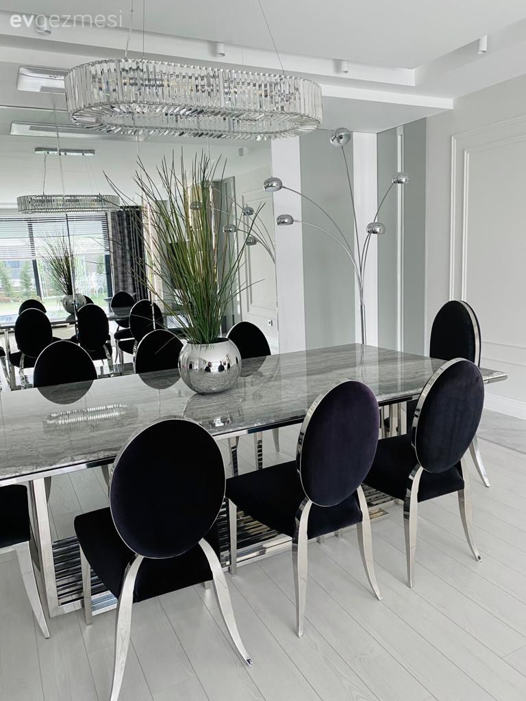 Yemek Odası, Beyaz, Siyah, Gümüş, Duvar ayna kaplama, Ayna, Duvar çıtalama, Mermer masa, Mermer, Vazo, Ev Aksesuar, Sandalye, Yemek masası, Lambader, Aydınlatma, Yemek odası avizesi