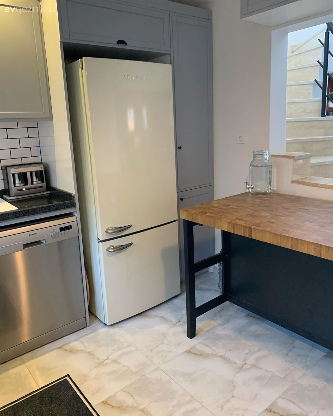 Mutfak, Gri mutfak, Mutfak masası, Mutfak zemin seramikleri, Ekstra mutfak dolabı, Mutfak tezgahı, Mutfak tezgah arası, Tezgah arası seramik